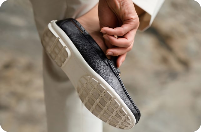 GIÀY LƯỜI HORSEBIT SLIP-ON  ĐẾ TRẮNG MF32